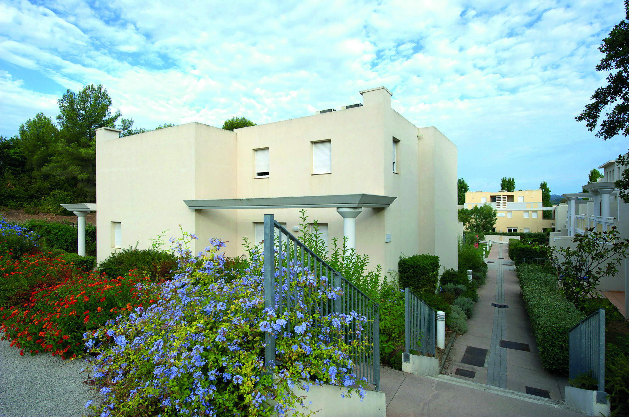 Zenitude Hôtel-résidences Toulon Six Fours 3*